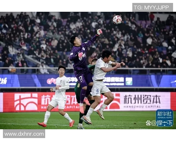 足球巨星齐聚一堂展开精彩挑战赛展现球技与团队合作精神