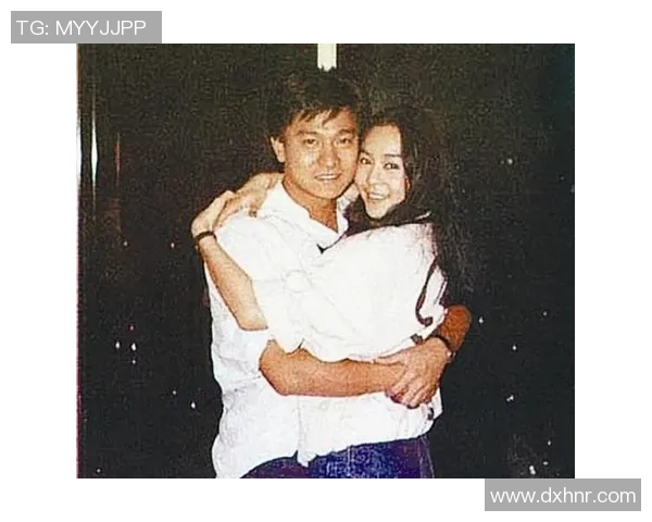 足球明星与刘德华亲密互动视频曝光引发粉丝热议与追捧